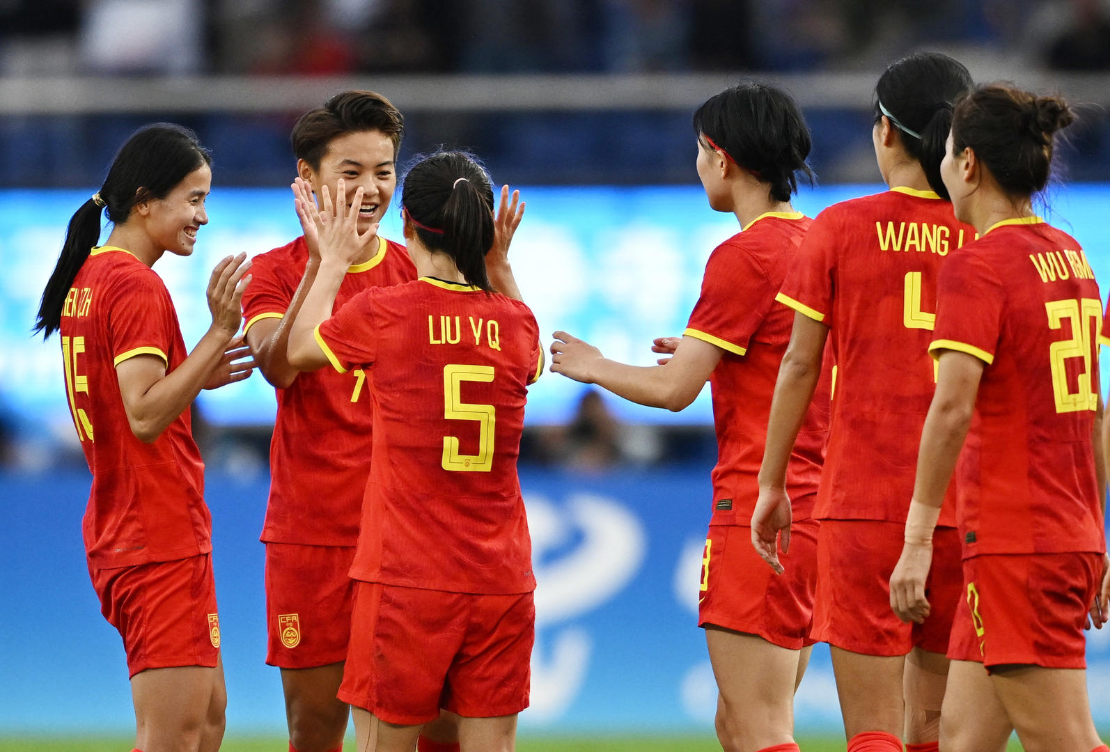 女足比赛现场一派欢乐氛围，球迷热情高涨